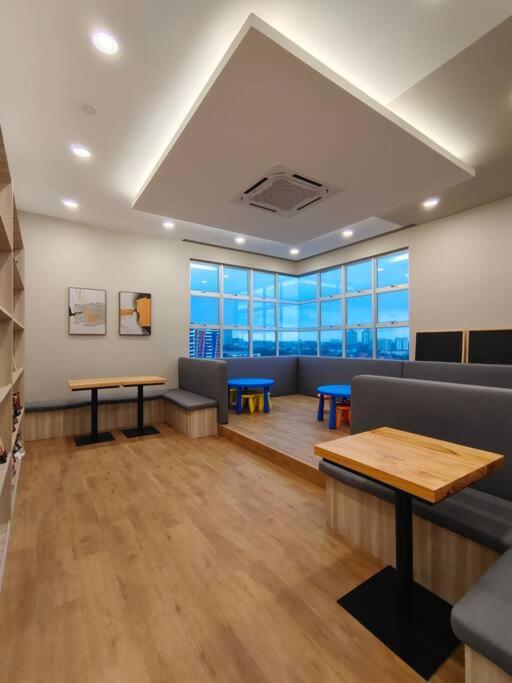 Pangsapuri A1403 Jb Sks Habitat Larkin 2br 6pax 100mbps Netflix!! By