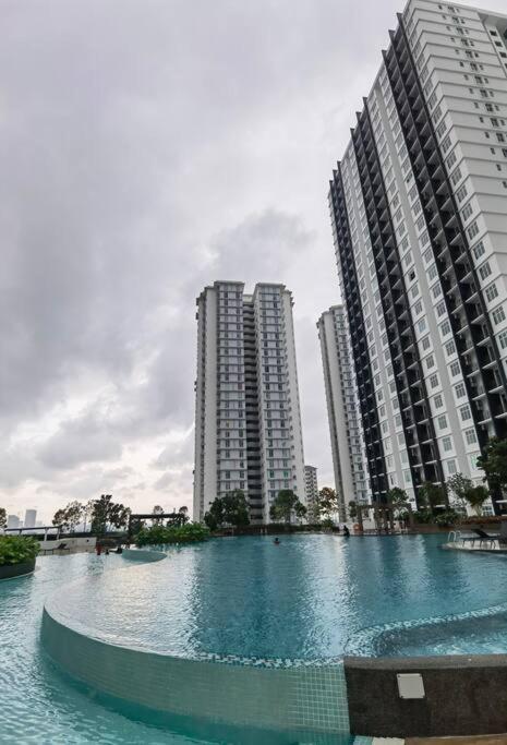 A1403 Jb Sks Habitat Larkin 2br 6pax 100mbps Netflix!! By Pangsapuri